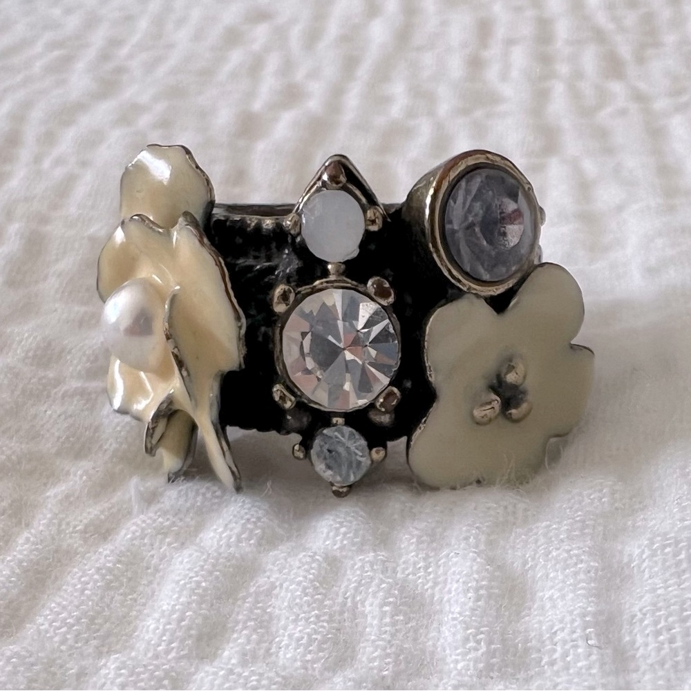 🌼 BCBGMAXAZRIA 🌼 Elegant Floral Ring with Crystals. Size 6